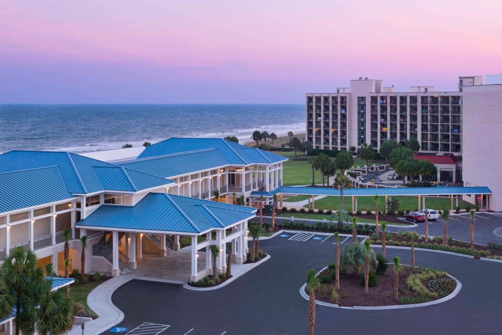 Doubletree By Hilton Oceanfront Resort 4*